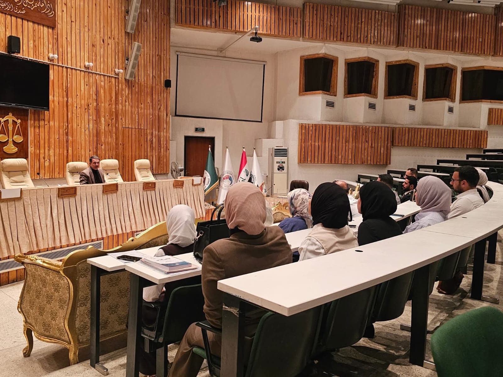 كلية الحقوق – جامعة النهرين تعقد اجتماعاً مع طلبة الدراسات العليا الجدد